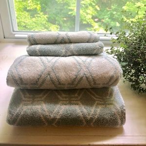 Calvin Klein hand towels and wash cloth set